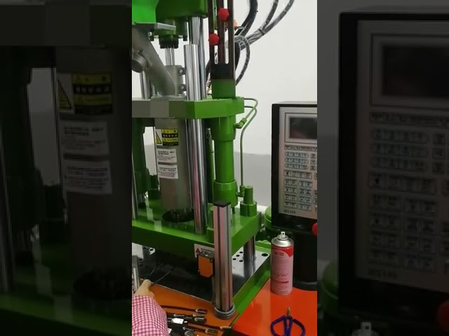 Mesin Injection Molding Plastik Vertikal Otomatis 450ST untuk Cetak Komponen Elektronik Charger