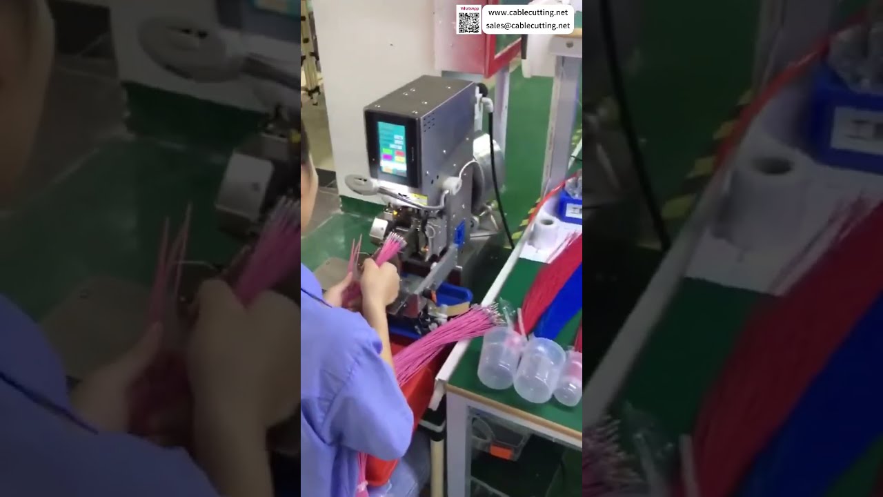Operasi Pemasangan Steker Tahan Air Semi-Otomatis: Kontrol Kecepatan & Penumpukan Presisi